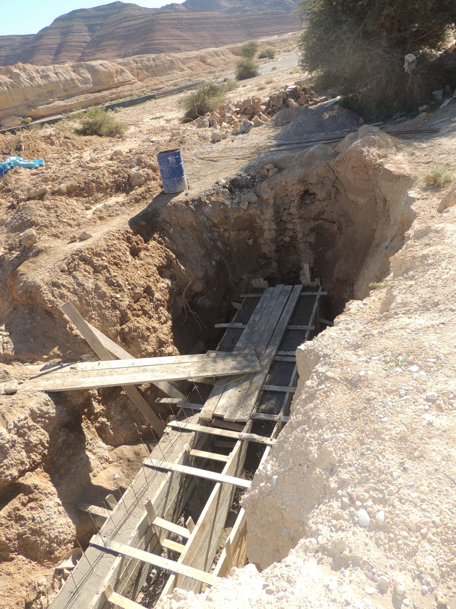 Ouvrage hydraulique — vue aval de l'oued